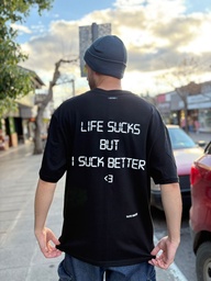 Remera Life Sucks